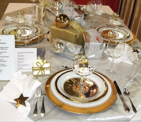 Новогодний стол в золотых тонах